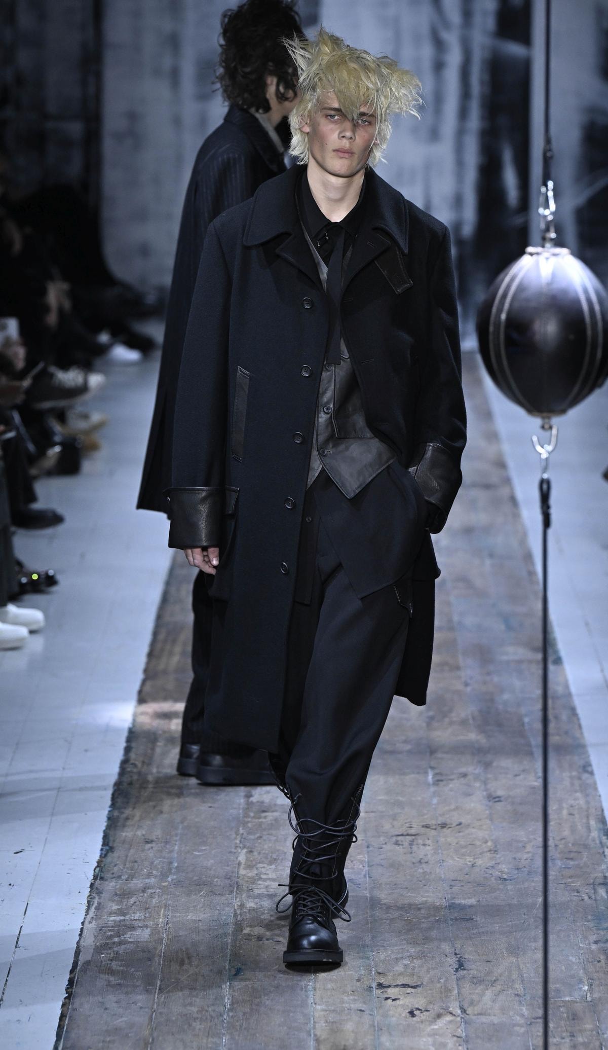 Un look Yohji Yamamoto fall-winter 2026/27 (ph Francesc Ten/MFF)