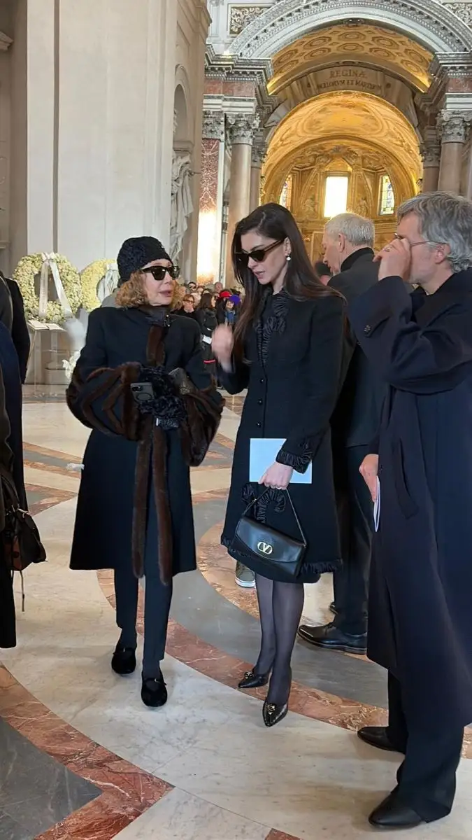 Da sinistra, Marisa Berenson e Anne Hathaway (ph Martina Ferraro)