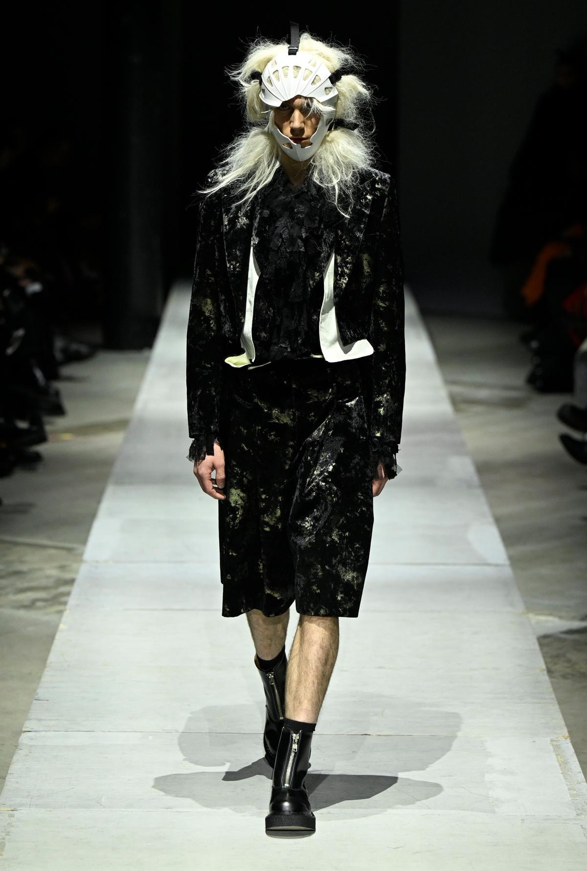 Un look Comme des garçons fall-winter 2026/27 (ph Francesc Ten/MFF)
