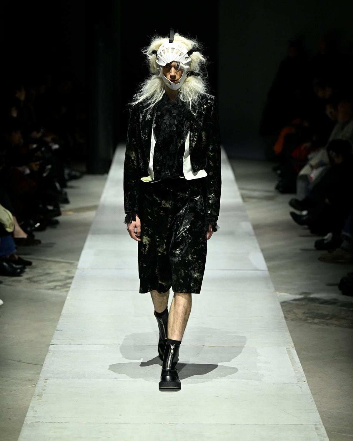 Un look Comme des garçons fall-winter 2026/27 (ph Francesc Ten/MFF)
