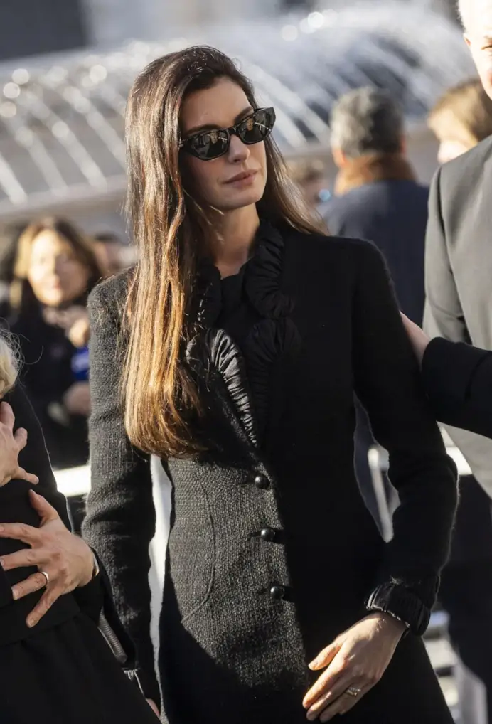 Anne Hathaway (courtesy Fondazione Valentino Garavani & Giancarlo Giammetti)