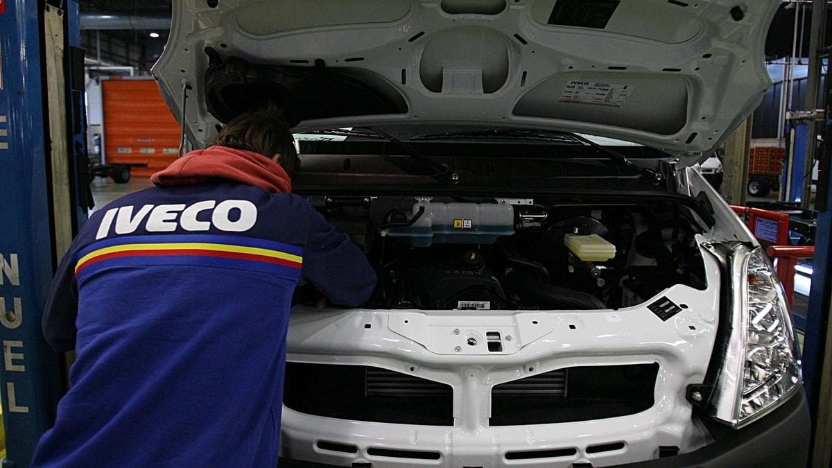 Iveco abbassa le stime sul free cash flow industriale del 2025. Avanti spinoff Difesa e opa Tata