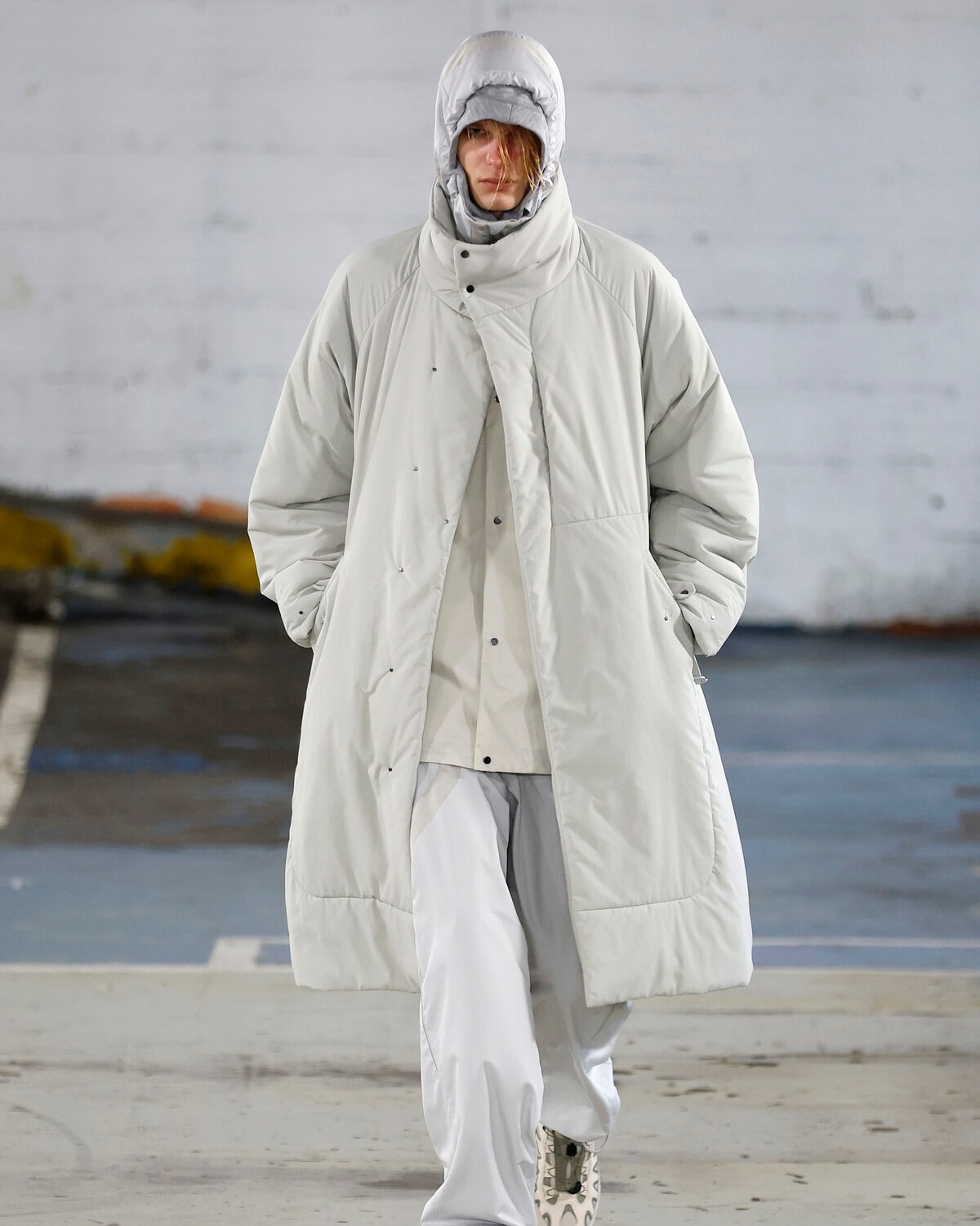 Un look White mountaineering fall-winter 2026/27 (foto Francesc Ten/MFF)