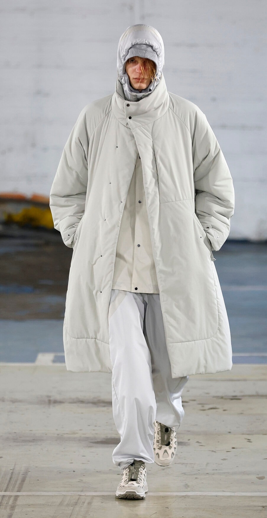 Un look White mountaineering fall-winter 2026/27 (foto Francesc Ten/MFF)