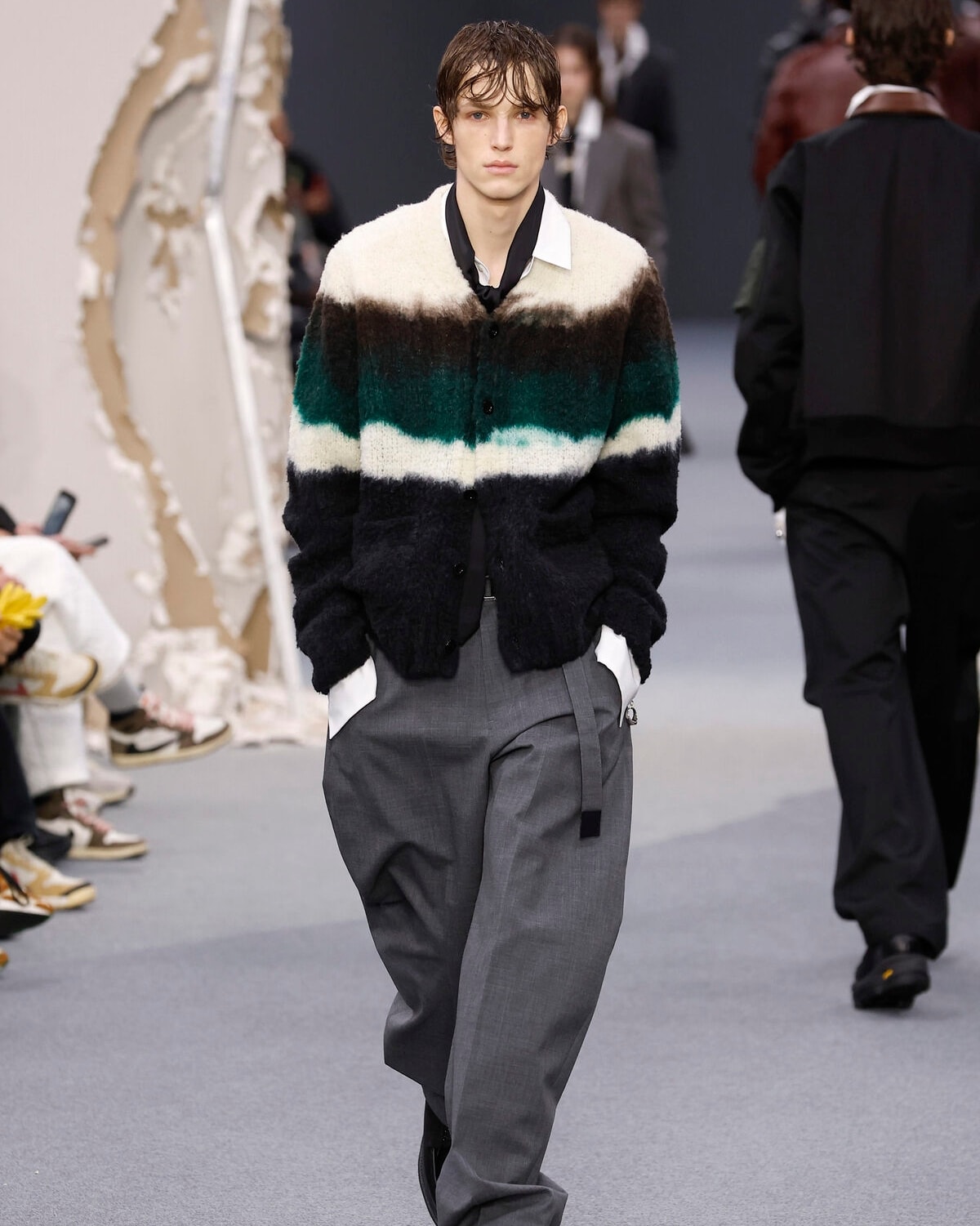 Un look Sacai fall-winter 2026/27 (foto Francesc Ten/MFF)