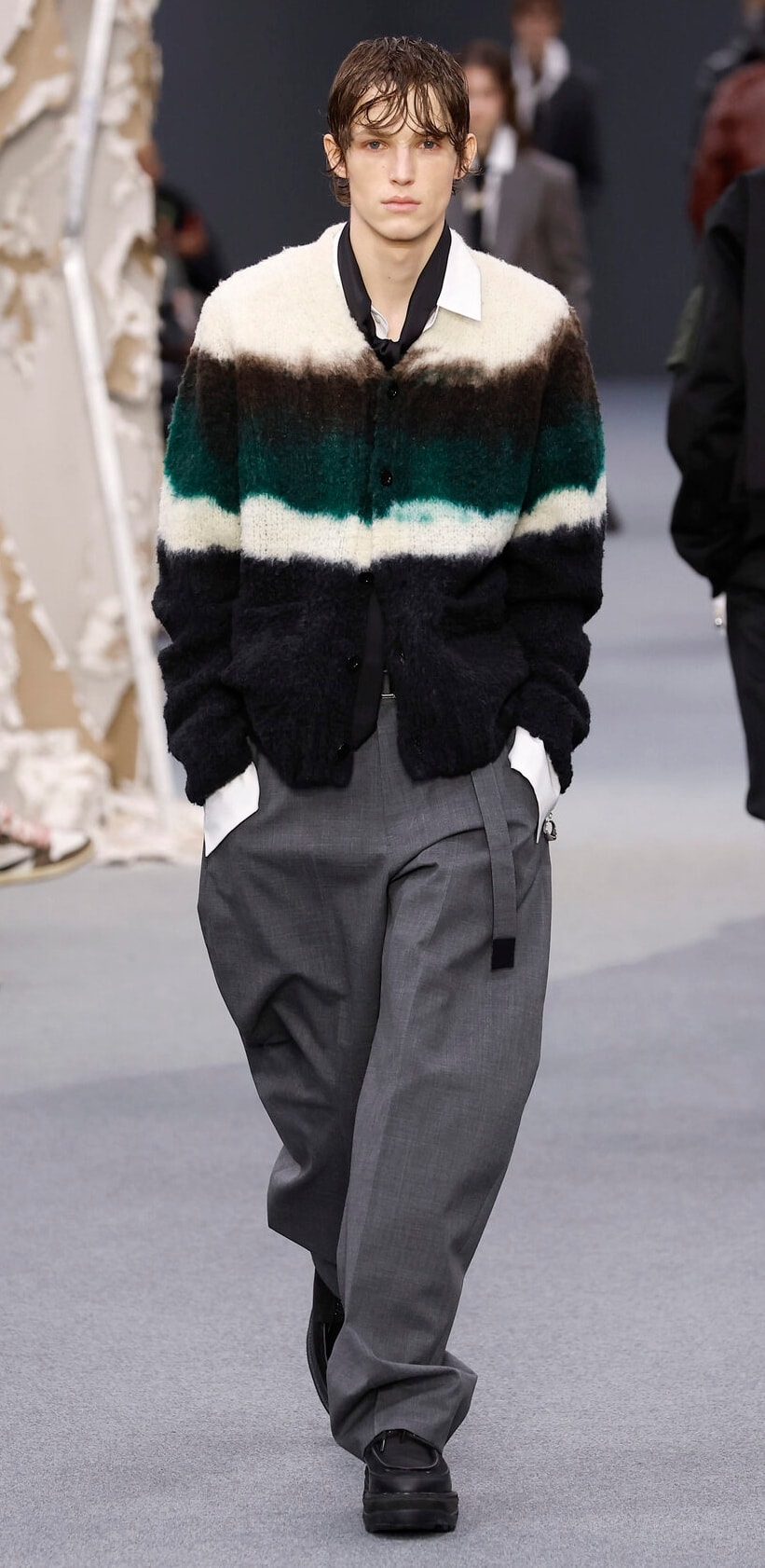 Un look Sacai fall-winter 2026/27 (foto Francesc Ten/MFF)