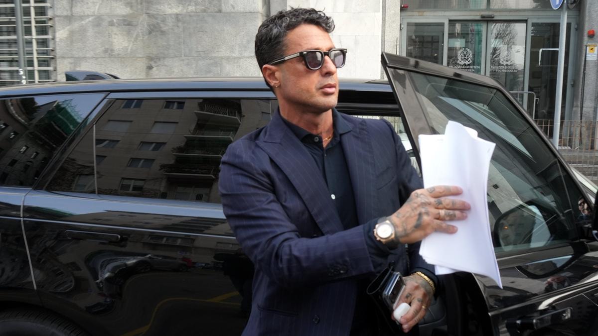 Fabrizio Corona, multa da 200 mila euro da Consob per la sua memecoin: ha violato il regolamento sulle cripto