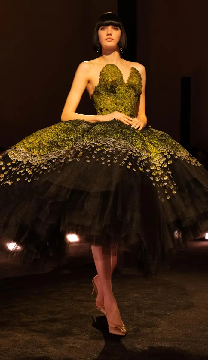 Un look Schiaparelli primavera-estate 2026 (courtesy Schiaparelli)