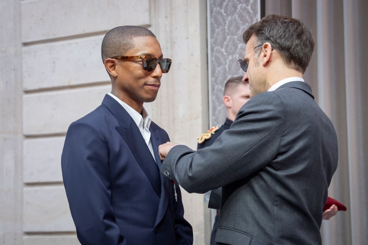Pharrell Williams riceve le insegne dell'ordine dal presidente francese Emmanuel Macron (courtesy Louis Vuitton)