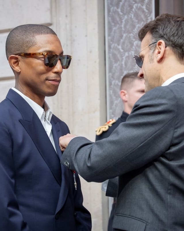 Pharrell Williams riceve le insegne dell'ordine dal presidente francese Emmanuel Macron (courtesy Louis Vuitton)