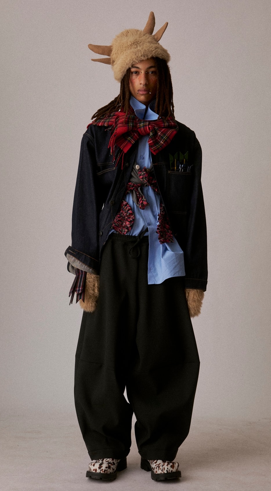 Un look Charles Jeffrey Loverboy autunno-inverno 2026/27 (courtesy Charles Jeffrey Loverboy)