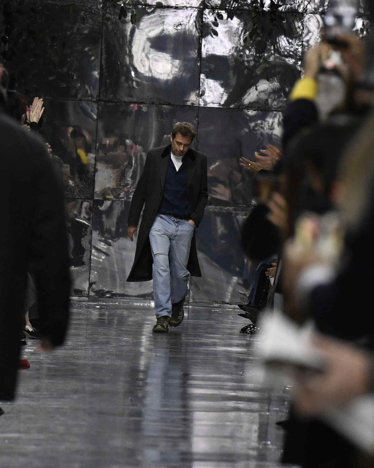 Jonathan Anderson durante il finale dello show Dior haute couture spring-summer 2026 (ph Francesc Ten/MFF)