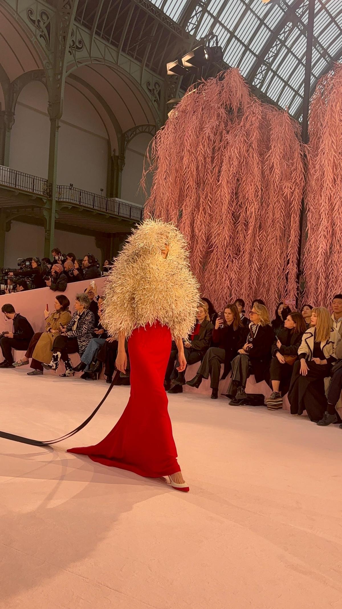 Un look Chanel couture primavera-estate 2026 (ph Chiara Bottoni)