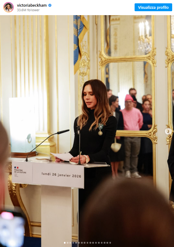Victoria Beckham riceve l'onoreficenza di Chevalier des arts et des lettres (ph Instagram @victoriabeckham)