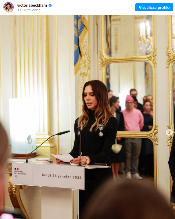 Victoria Beckham riceve l'onoreficenza di Chevalier des arts et des lettres (ph Instagram @victoriabeckham)