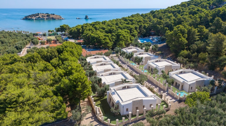 Lusso e Natura: Scopri le Esclusive Ville del Gattarella Family Resort a Vieste