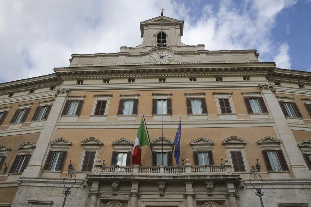 PALAZZO MONTECITORIO GIORNO ESTERNO