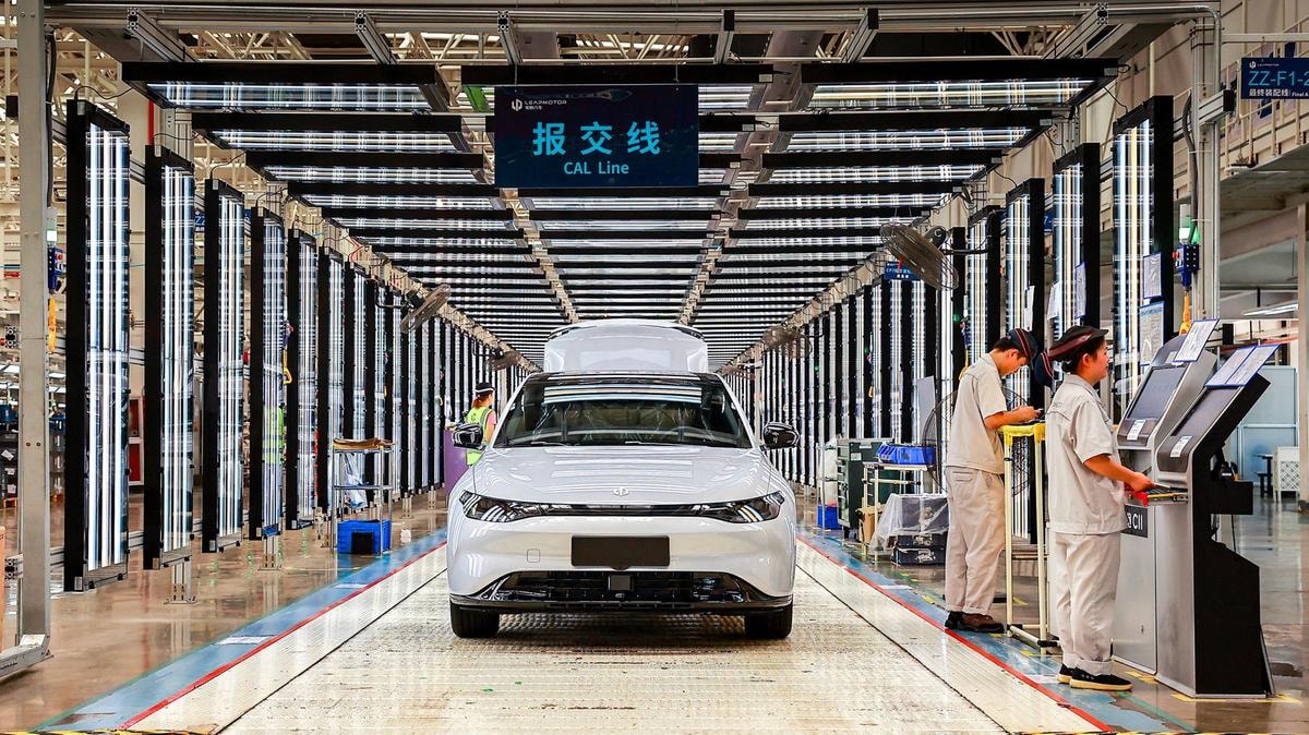 Auto, la Cina domina il mercato globale ma i suoi produttori guadagnano poco: ecco perché i loro margini restano bassi