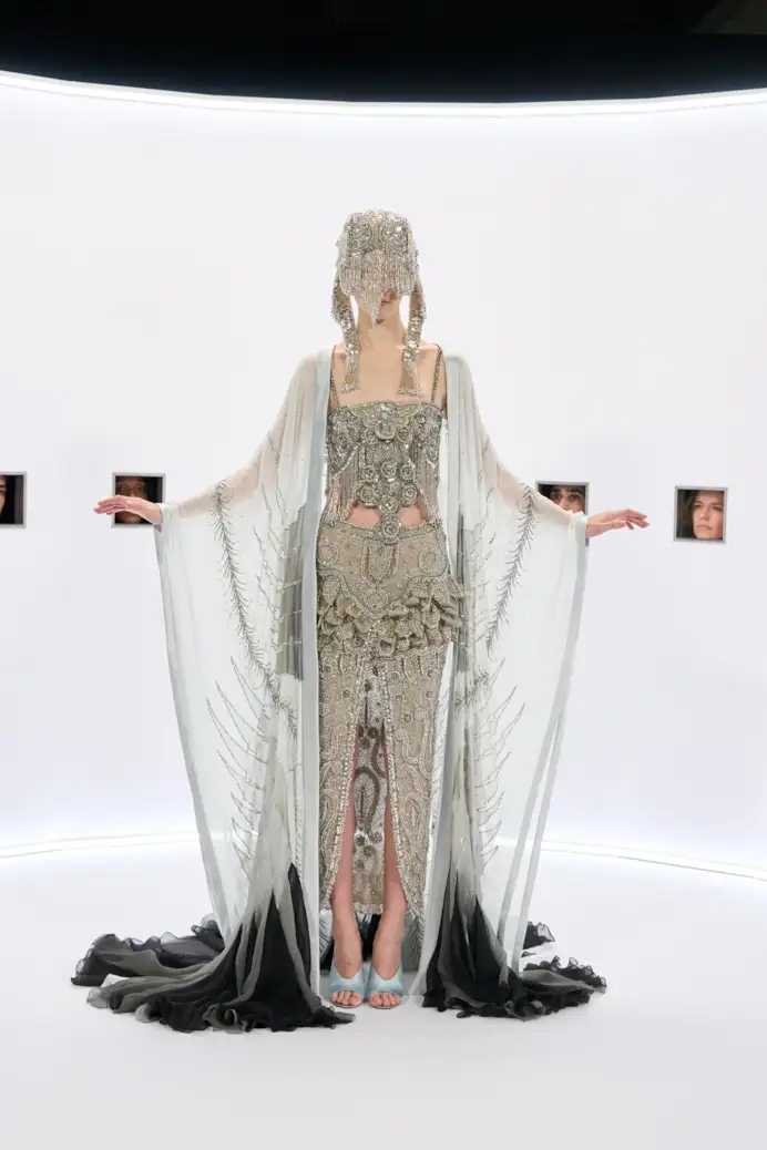 Un look Valentino haute couture 2026 (ph Alessandro Lucioni, courtesy Valentino)