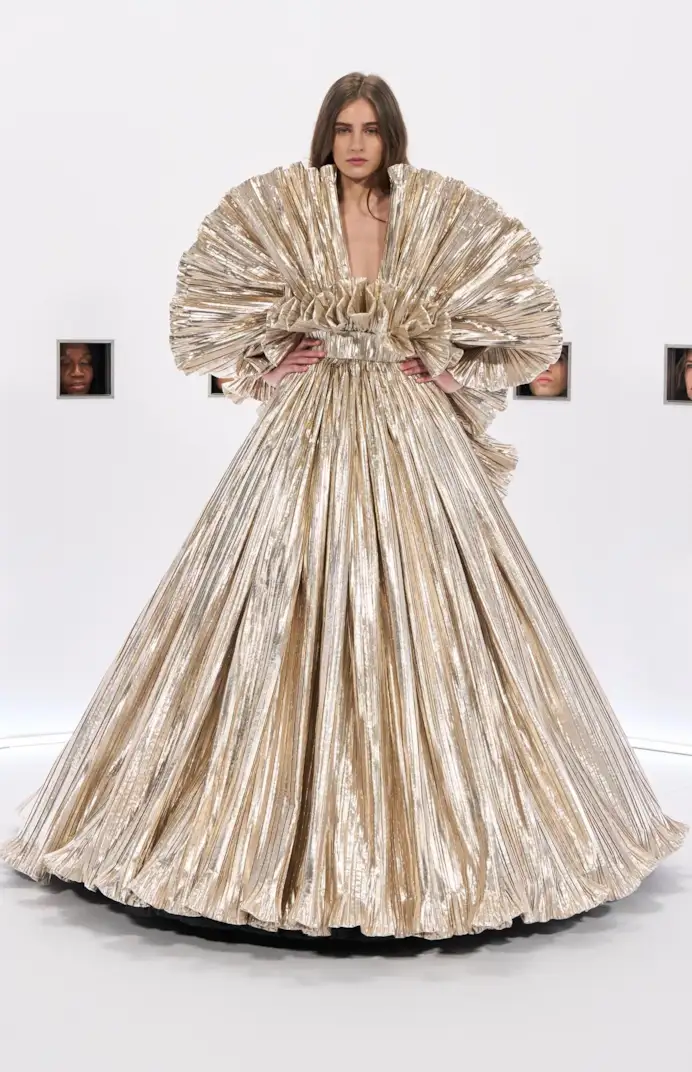Un look Valentino haute couture 2026 (ph Alessandro Lucioni, courtesy Valentino)