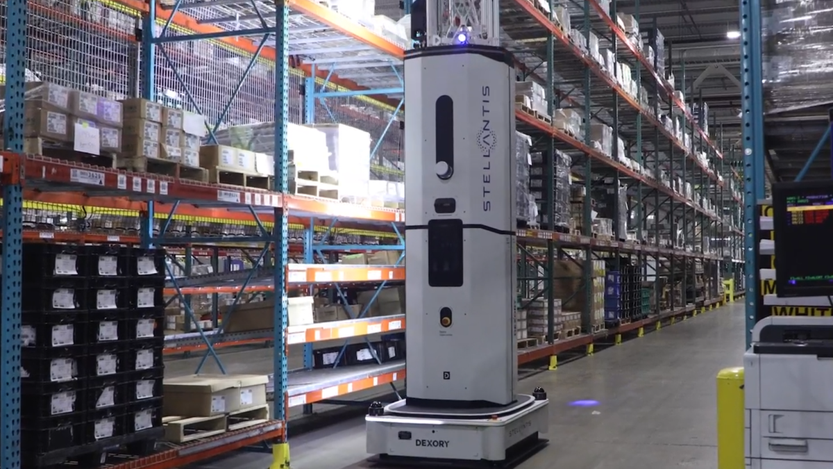 Stellantis punta sull’AI in fabbrica negli Usa: il robot Dexory fa in 90 minuti il lavoro di oltre un mese per un operaio