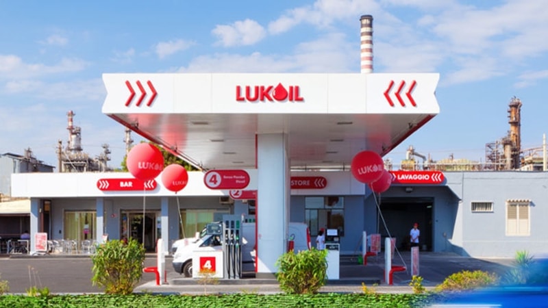 Petrolio, i russi di Lukoil pronti a vendere gli asset internazionali agli americani di Carlyle. Valutazione oltre 20 miliardi