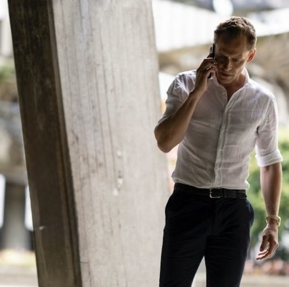 Tom Hiddleston in una scena della serie con al polso un Omega Seemaster.
