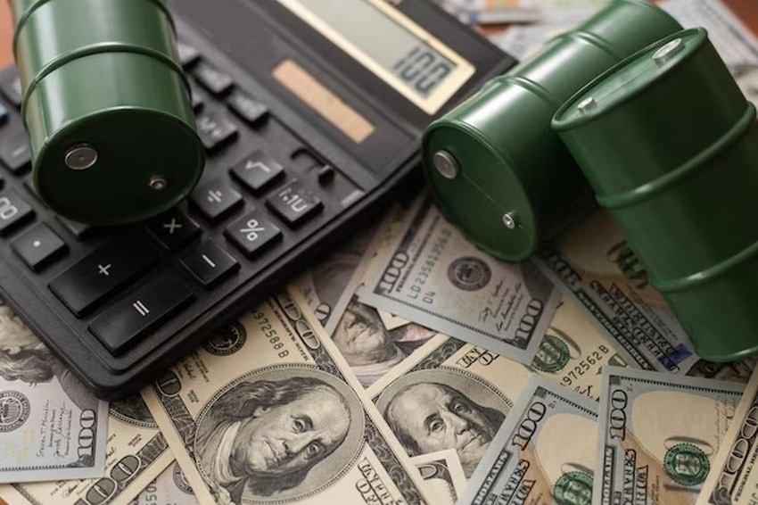 Il petrolio crolla, meno tensioni geopolitiche e dollaro in ripresa: cosa aspettarsi