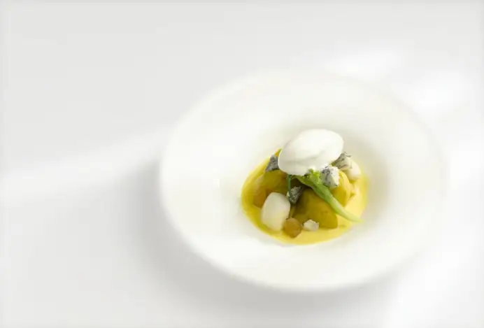 Carciofi in carpione di zafferano e Strachitunt sgranato dello chef Davide Oldani.