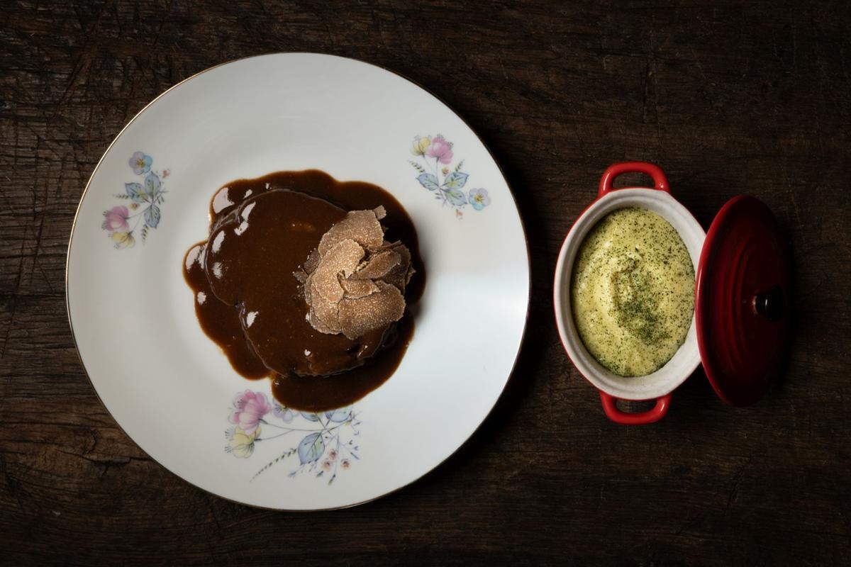 Lepre ripiena in civet con tartufo nero e pure di patate e porri di Alajmo.