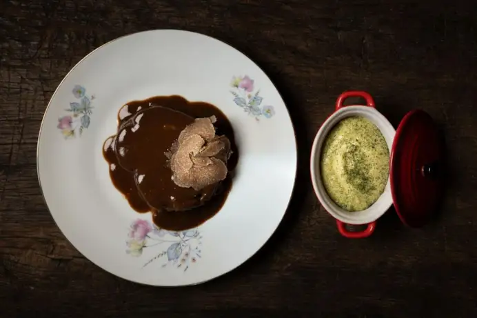 Lepre ripiena in civet con tartufo nero e pure di patate e porri di Alajmo.