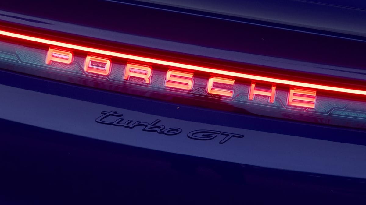 Porsche valuta lo stop alle sportive elettriche: costi fuori controllo dopo aver scommesso troppo sulle auto a batteria