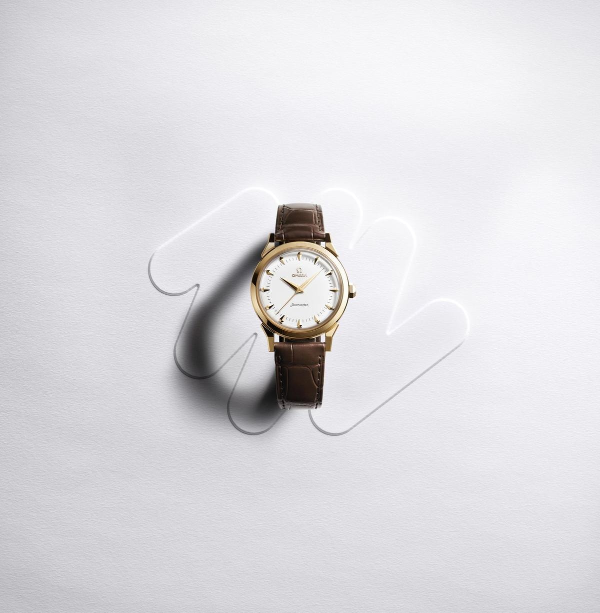 Il nuovo Seamaster 37 mm Milano Cortina 2026 che prende ispirazione dal Seamaster con cassa in oro 18 carati, lanciato nel 1956 per celebrare la partnership della maison con i Giochi Olimpici.