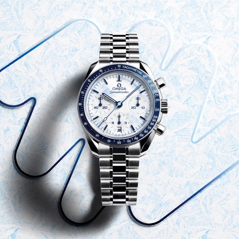 Il cronografo Speedmaster Milano Cortina 2026 ha la cassa da 38 mm in acciaio inossidabile completamente lucida. La lunetta è in ceramica blu con scala tachimetrica in smalto bianco. Sul fondello campeggia il medaglione con il logo dei Giochi Invernali.