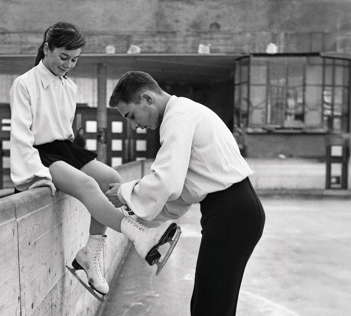 La coppia di pattinatori francesi Michèle Allard e Alain Giletti ??????in gara nelle Olimpiadi del 1956.