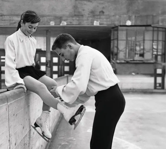 La coppia di pattinatori francesi Michèle Allard e Alain Giletti ??????in gara nelle Olimpiadi del 1956.