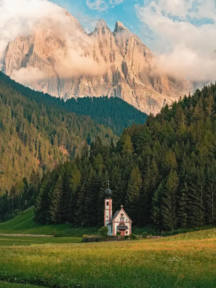 La chiesetta di San Giovanni in Ranui la foto più celebre delle Dolomiti.