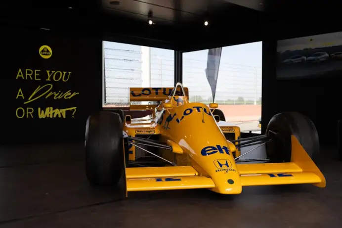 Gentleman ha guidato la nuova Lotus: silenziosa, elettrica, ancora spietata