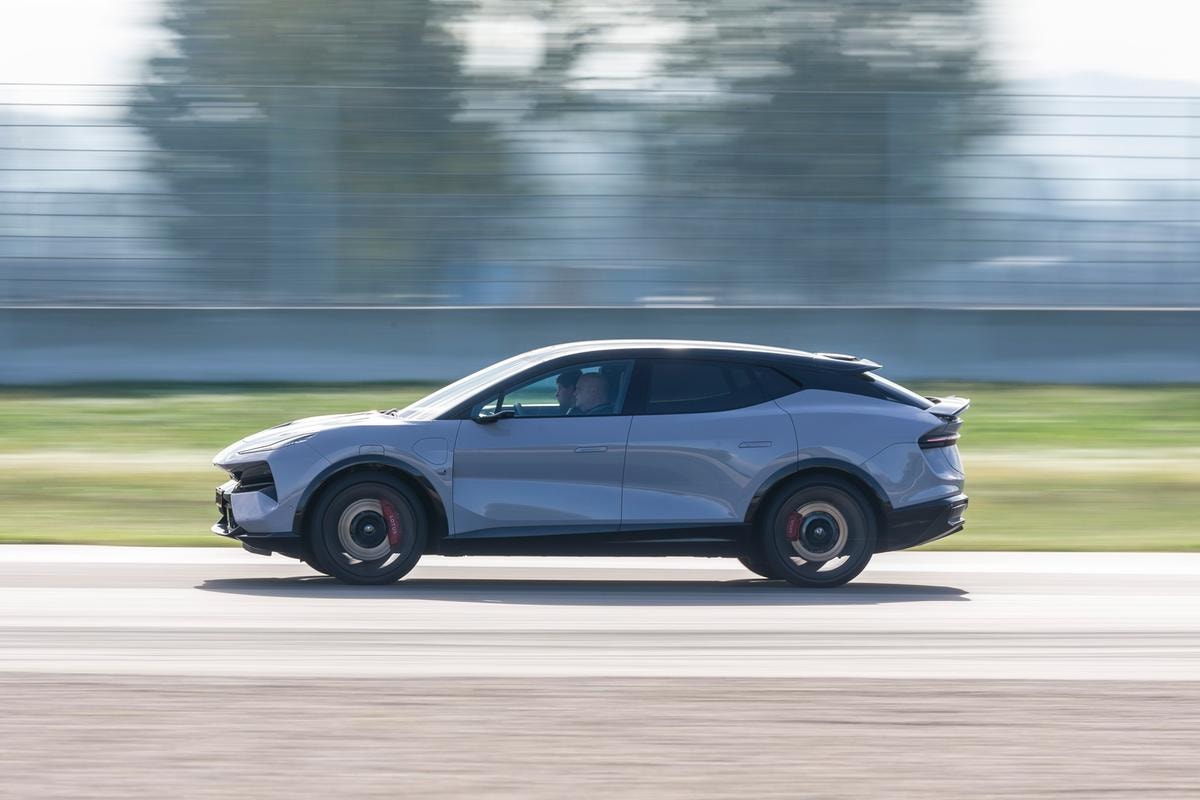 Gentleman ha guidato la nuova Lotus: silenziosa, elettrica, ancora spietata