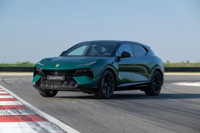 Gentleman ha guidato la nuova Lotus: silenziosa, elettrica, ancora spietata