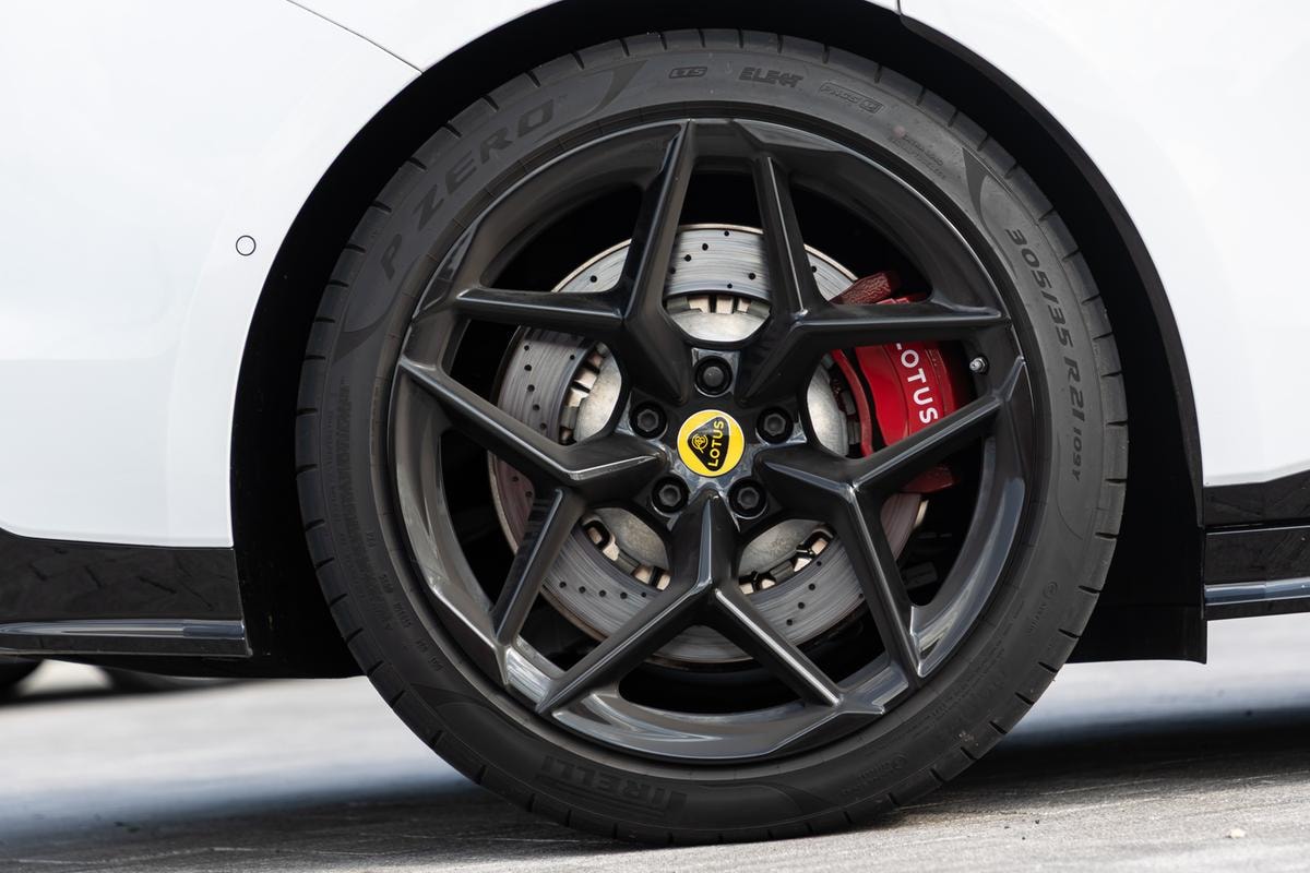 Gentleman ha guidato la nuova Lotus: silenziosa, elettrica, ancora spietata
