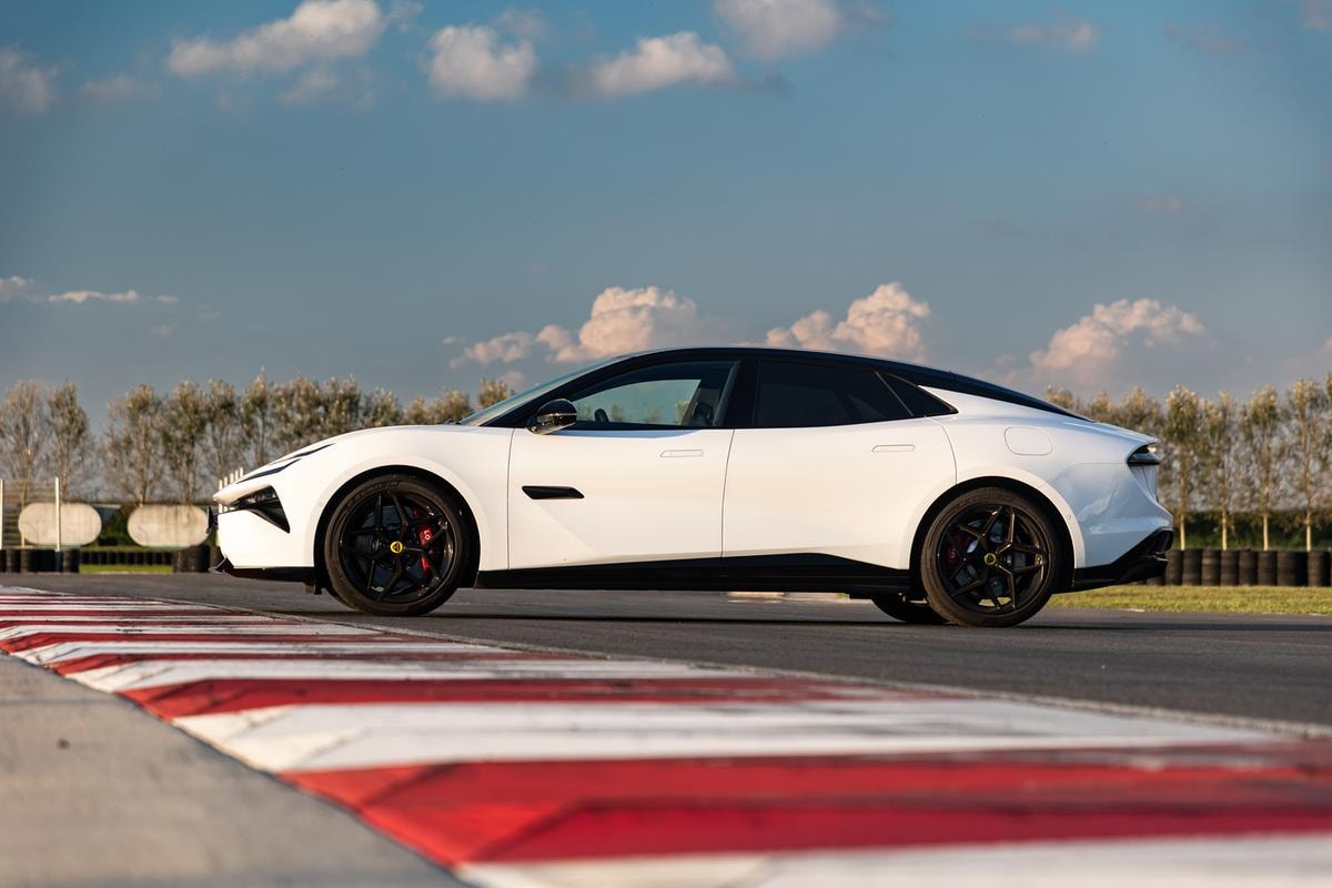 Gentleman ha guidato la nuova Lotus: silenziosa, elettrica, ancora spietata