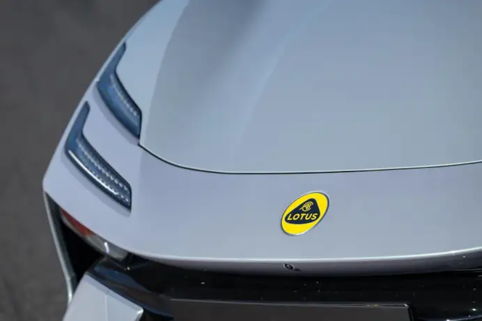 Gentleman ha guidato la nuova Lotus: silenziosa, elettrica, ancora spietata