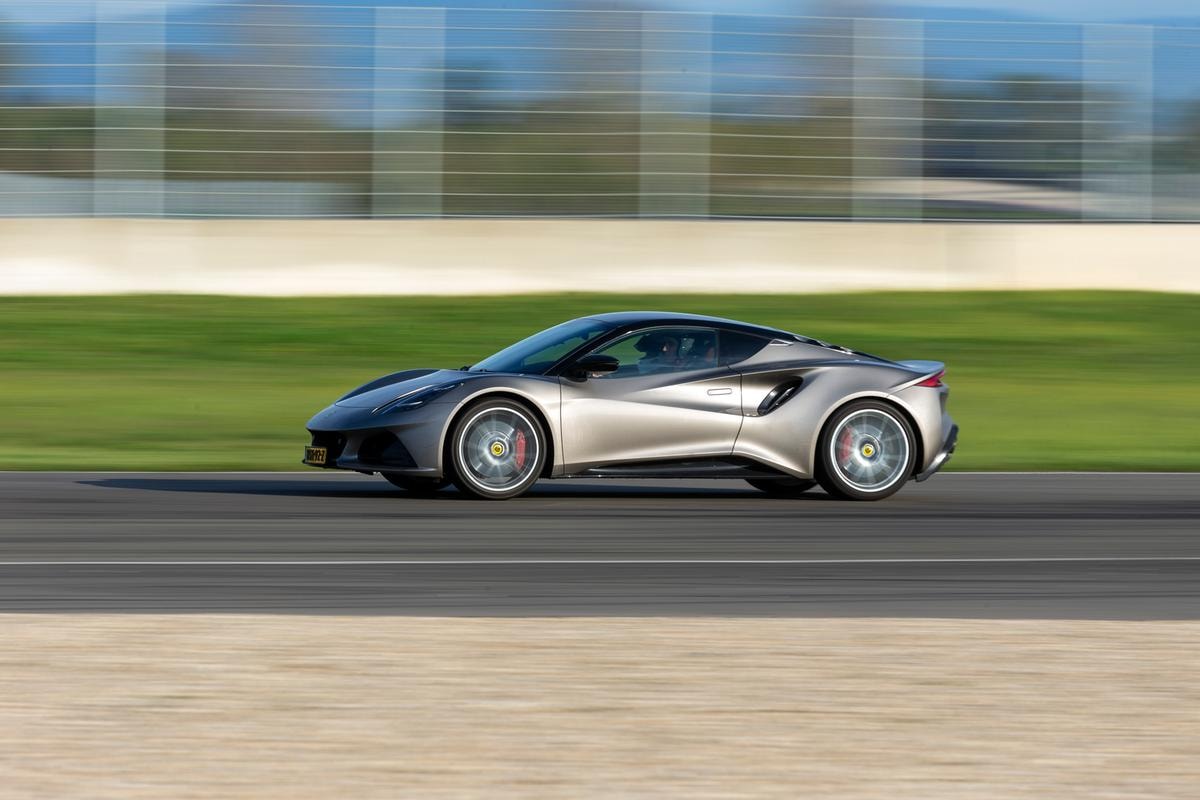 Gentleman ha guidato la nuova Lotus: silenziosa, elettrica, ancora spietata