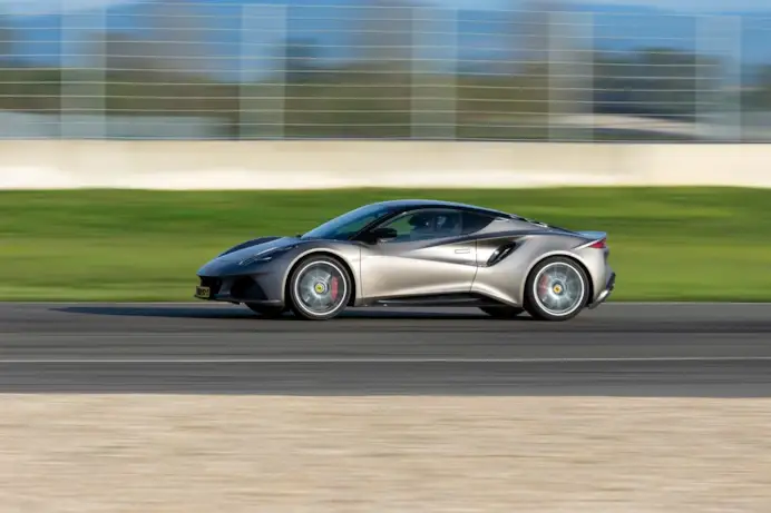 Gentleman ha guidato la nuova Lotus: silenziosa, elettrica, ancora spietata