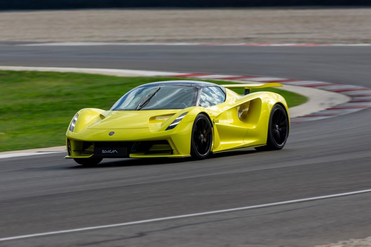 Gentleman ha guidato la nuova Lotus: silenziosa, elettrica, ancora spietata