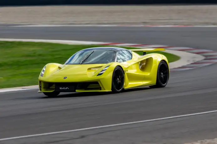 Gentleman ha guidato la nuova Lotus: silenziosa, elettrica, ancora spietata