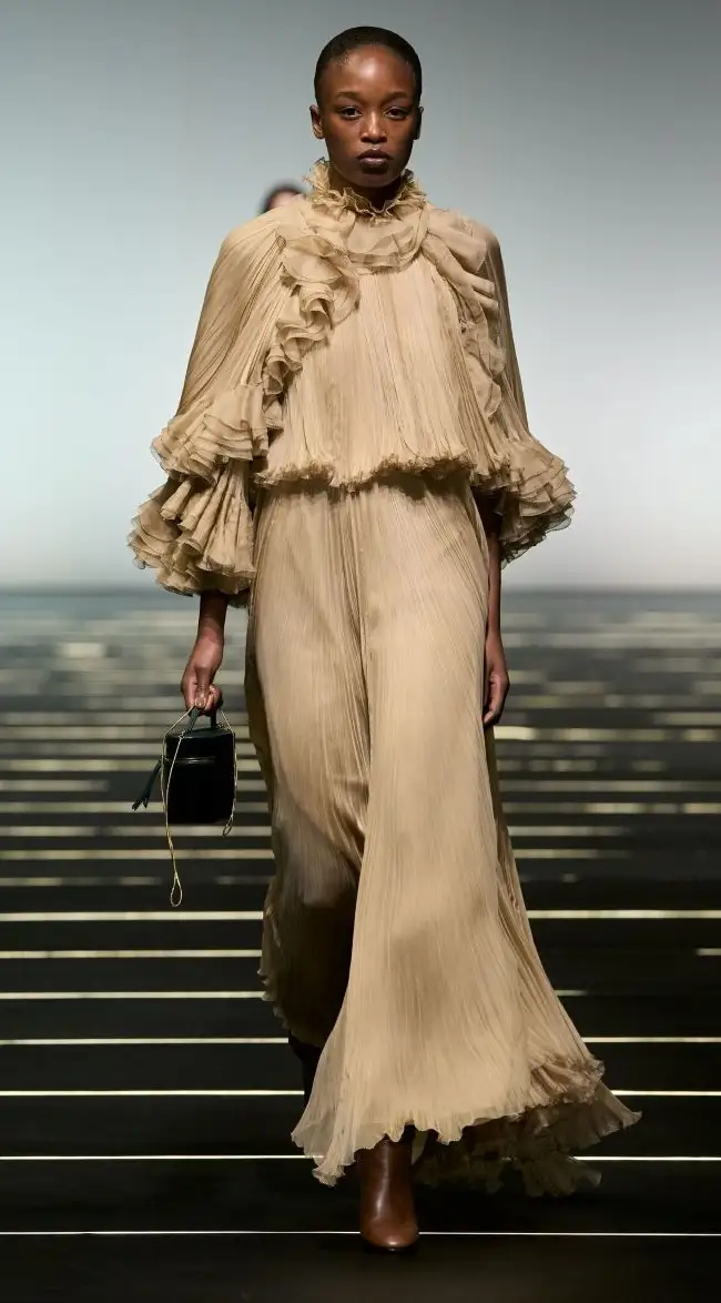 Un look Alberta Ferretti fall-winter 2026 (courtesy Alberta Ferretti)