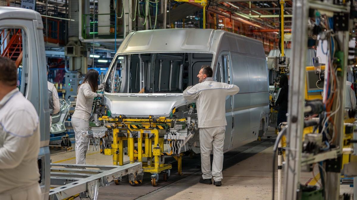 Stellantis, rischio multe Ue miliardarie per i ritardi nell’elettrico. Esposta a sanzioni anche Renault