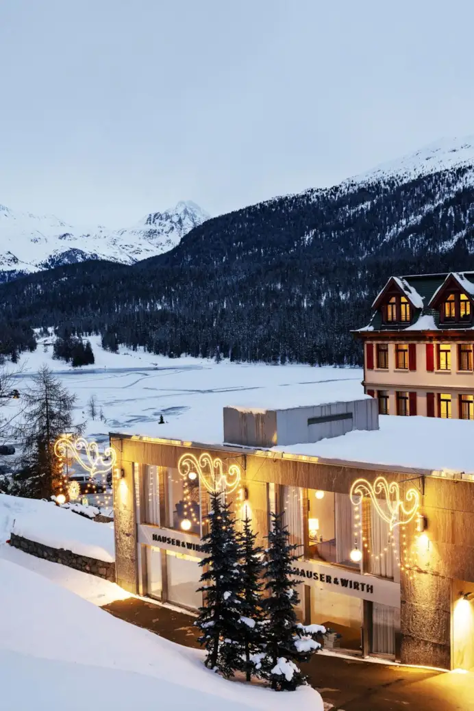 Dalle Alpi al mercato globale: perché St. Moritz, Gstaad e Cortina sono le nuove capitali dell’arte da collezione